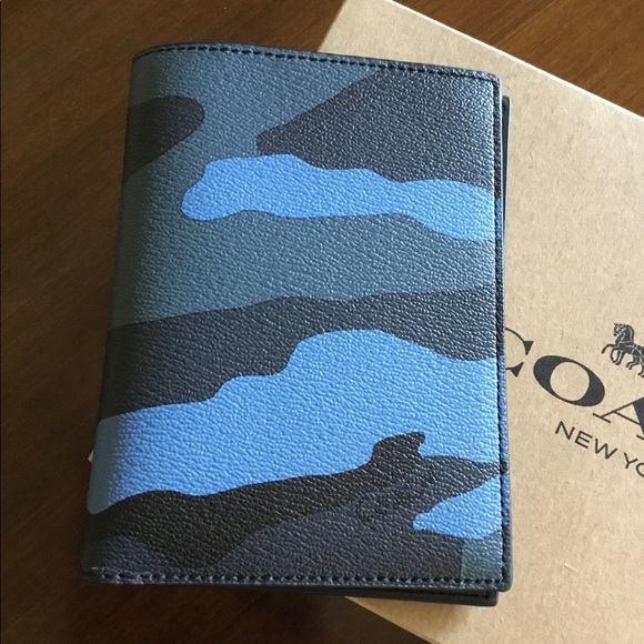 Coach passport case camo print 5🌟 - Picture 2 of 5